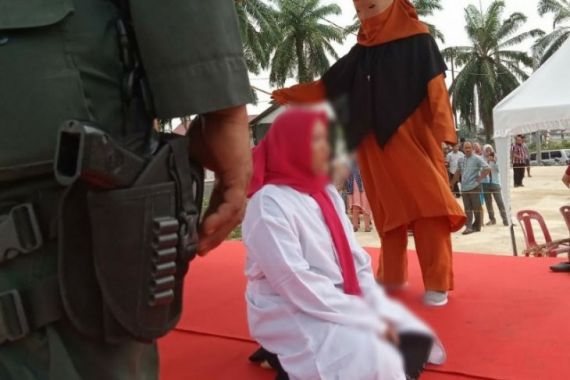 Gegara Berbuat Terlarang, Mbak Wat Dihukum Cambuk 200 Kali - JPNN.COM