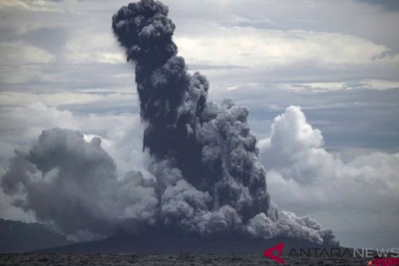 Anak Krakatau Erupsi, Masyarakat dan Wisatawan Dilarang Mendekat di Jarak Ini - JPNN.COM