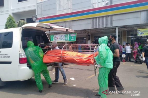 Sopir Taksi Online Meninggal di Mobil, Jasadnya Dievakuasi Petugas Lengkap dengan APD - JPNN.COM