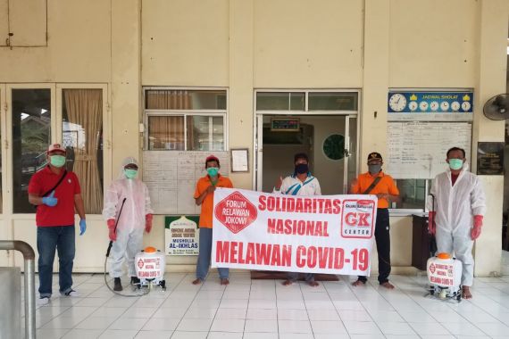 Forum Relawan Jokowi Lakukan Penyemprotan Disinfektan Tempat Ibadah di Bogor - JPNN.COM