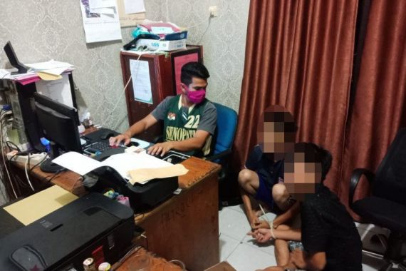 2 Pemuda Sering Berduaan di Rumah, Perbuatannya yang Terlarang Terungkap - JPNN.COM