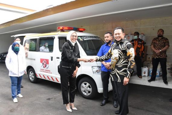 Ketua MPR RI Serahkan Bantuan Ambulans Untuk Penanggulangan COVID-19 - JPNN.COM