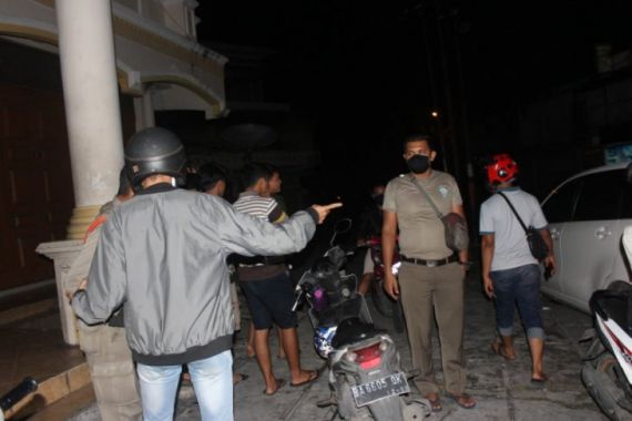 Aniaya Pelanggar Jam Malam, Relawan Covid-19 Ditangkap - JPNN.COM