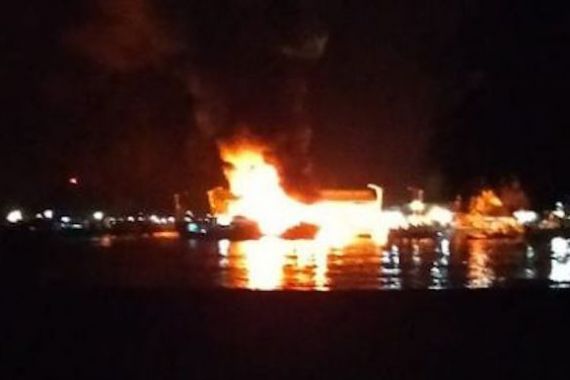 Kapal Bermuatan BBM Meledak di Nisel, Satu ABK Tewas, Lima Luka-luka - JPNN.COM