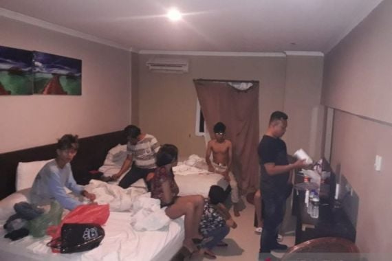 7 Wanita dan 10 Pria Berbuat Terlarang di Kamar Hotel - JPNN.COM