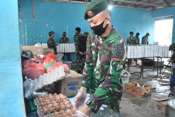 TNI Gelar Dapur Umum untuk Bantu Masyarakat Terdampak Covid-19 - JPNN.COM