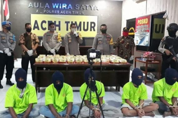 Polisi Gagalkan Peredaran 45 Kg Sabu-sabu, Lima Orang Dibekuk di Aceh Timur - JPNN.COM