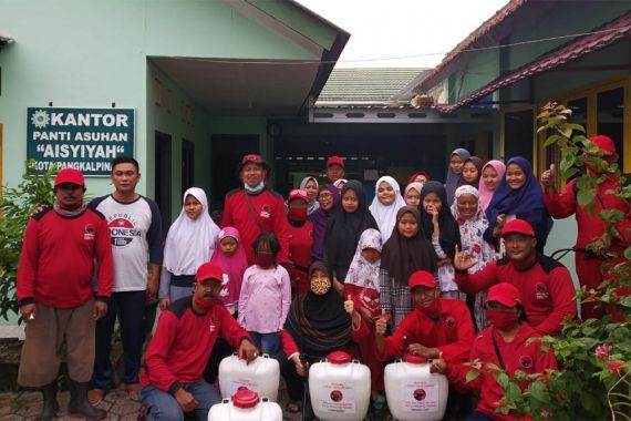 PDIP Bangka Belitung Berikan 15 Ton Beras Untuk Warga Terkena Dampak COVID-19 - JPNN.COM