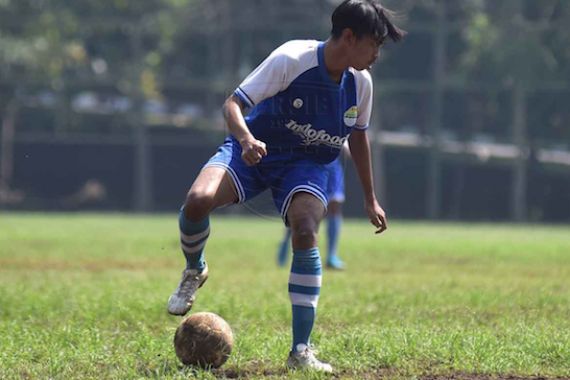 Pemain Persib Bandung U-18 Ini Ternyata Punya Cara Sendiri Membantu Orang Tua - JPNN.COM