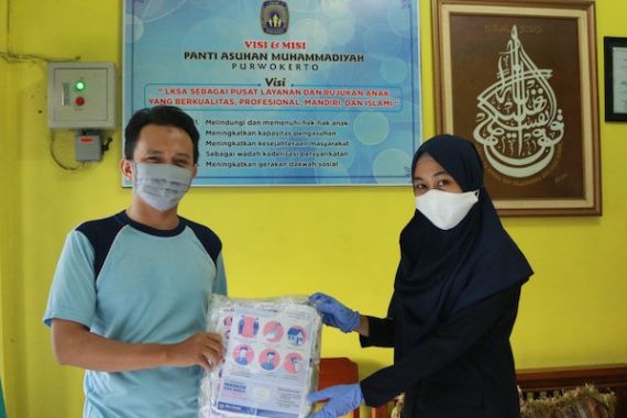 Dari Purwokerto Hingga Amamapare Papua, Bea Cukai Bagikan Masker ke Masyarakat - JPNN.COM