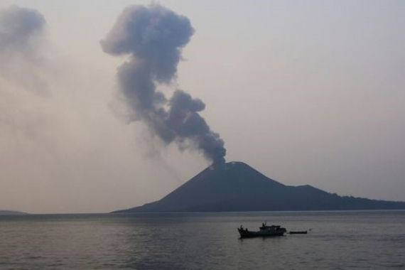 Penampakan Letusan Gunung Anak Krakatau dari Satelit NASA - JPNN.COM