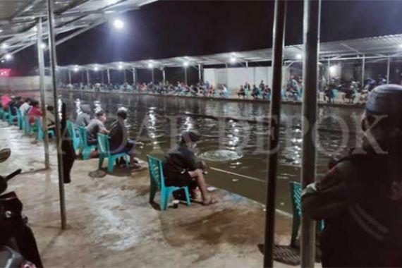 Kejadian di Depok, Lagi PSBB Kok Malah Ramai Memancing Ikan - JPNN.COM