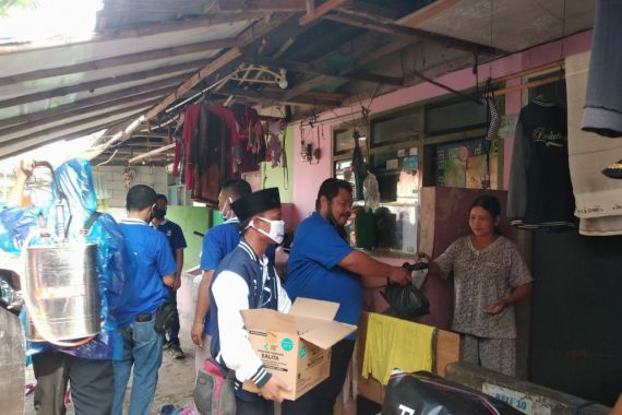 Kader Muda PAN Membagikan 200 Paket Sembako di Wilayah Tangerang - JPNN.COM