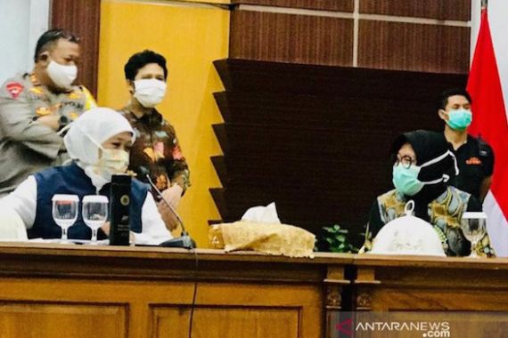 Virus Corona Makin Meluas, Khofifah Sebut Tiga Daerah Sepakat PSBB - JPNN.COM