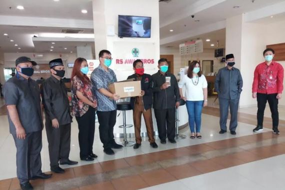 Satgas Lawan Covid-19 DPRD Kota Tangerang Salurkan Bantuan Obat Herbal - JPNN.COM