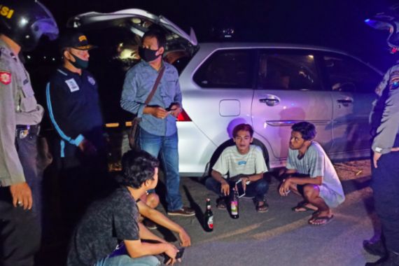 Asyik Pesta Miras di Pinggir Pantai, Kaget Didatangi TNI-Polri - JPNN.COM