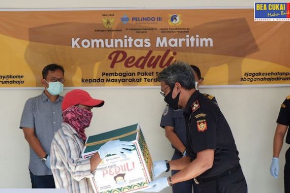 Bea Cukai Bagikan Paket Sembako Kepada Warga Terdampak Covid-19 - JPNN.COM