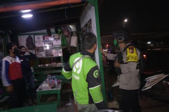 Personel Brimob Bubarkan Gerombolan Pemuda Saat Lakukan Perbuatan Terlarang - JPNN.COM