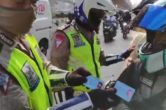 Polisi Sampai Rela Mengongkosi Pelanggar PSBB Naik Angkot - JPNN.COM