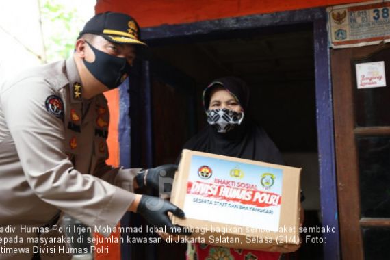 Kala Irjen Iqbal Gerilya dari Lorong ke Lorong Berikan Bantuan ke Masyarakat - JPNN.COM