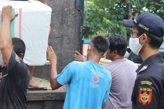 Bea Cukai Kudus Gagalkan Pengiriman Rokok Ilegal di Tengah Pandemi Corona - JPNN.COM