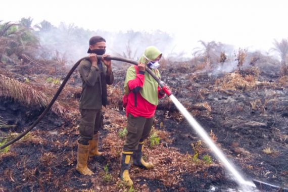 Hari Kartini: Perjuangan Para Srikandi Manggala Agni, Tak Gentar Melawan Panasnya Api Karhutla - JPNN.COM