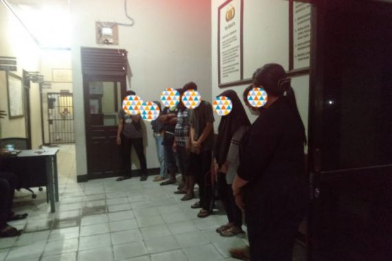 4 Pasangan Remaja Tepergok Tengah Berbuat Terlarang di Warung Remang-remang, nih Fotonya - JPNN.COM