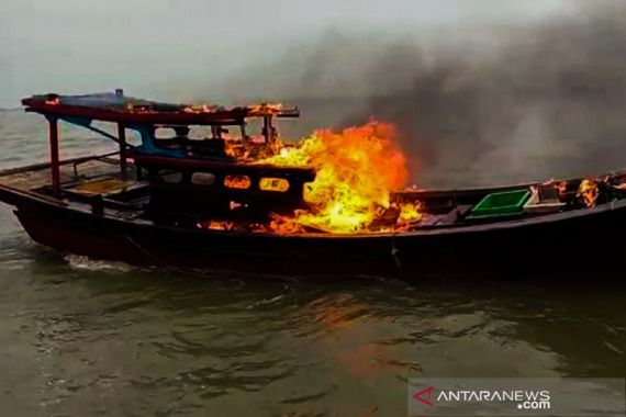 Nelayan Rokan Hilir Riau Bakar Kapal yang Pakai Jaring Pukat Harimau - JPNN.COM