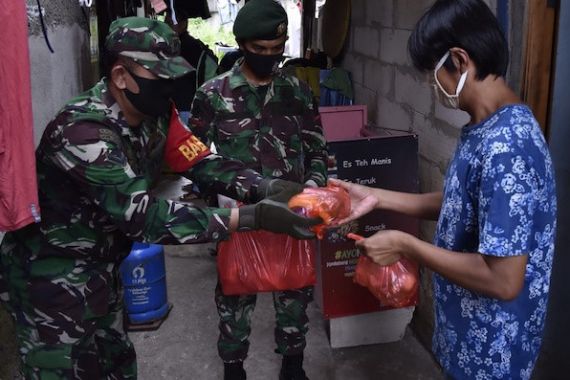 Prajurit TNI-Polri Bagikan 1.200 Nasi Bungkus Untuk Warga Kapuk Terdampak Covid-19 - JPNN.COM