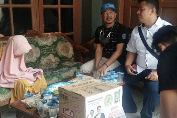 DKN dan Ketua Fraksi PKB Garut Langsung Turun Serahkan Bantuan ke Nenek Minah - JPNN.COM