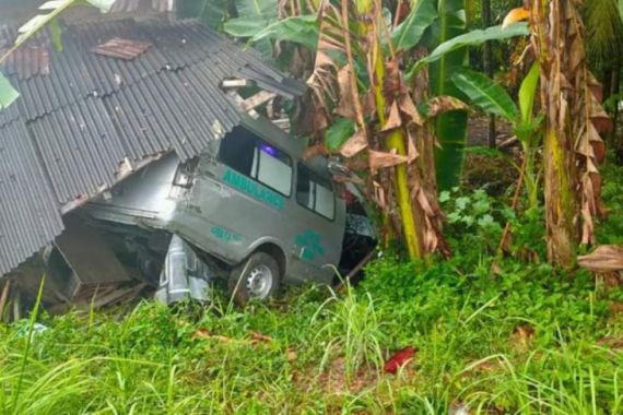 Ambulans Pembawa PDP COVID-19 Kecelakaan di Aceh, Begini Kronologinya - JPNN.COM