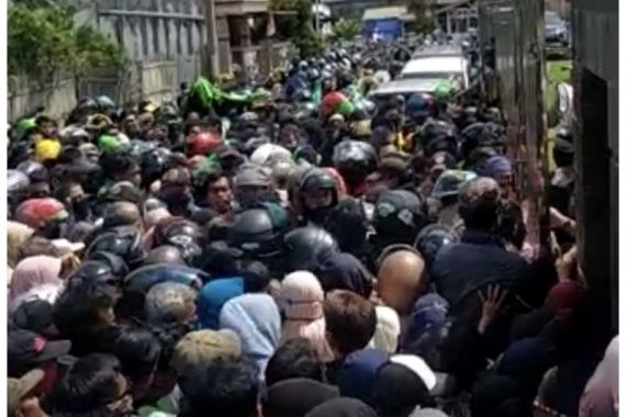 Massa yang Mengantre Pembagian Sembako di Rumah Gubernur Isran Langsung Dibubarkan Polisi - JPNN.COM
