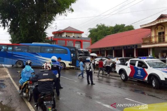 2 Bus yang Mengangkut 101 TKI Kena Cegat di Bukittinggi, Tegang, Belum Ada Solusi - JPNN.COM
