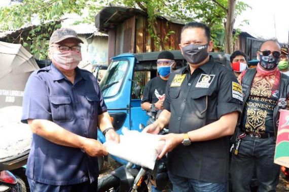 Bamsoet Berikan Bantuan Sosial Kepada Paguyuban Sopir Bajaj - JPNN.COM