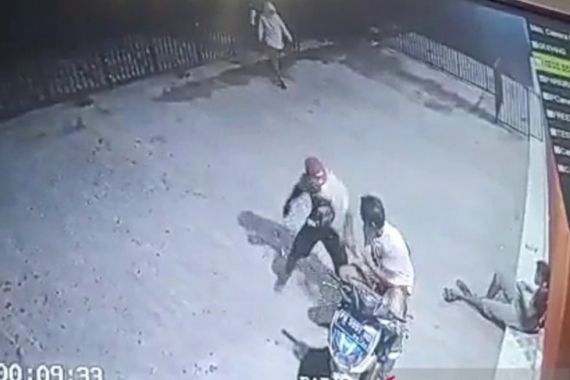 Kawanan Begal Sadis Terekam CCTV saat Menghujani Korban dengan Empat Tusukan - JPNN.COM