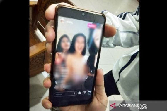 Video Tiga Remaja Putri Berbuat tak Senonoh Viral di Media Sosial, Lihat tuh Fotonya - JPNN.COM