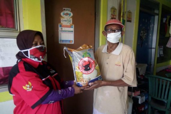Bantuan Beras untuk Warga 8 Kecamatan di Surabaya, Gambar Banteng Moncong Putih - JPNN.COM