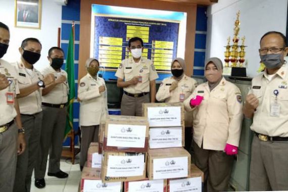 Korpri TNI AL Donasikan Sembako Untuk Tenaga Medis dan Keluarganya, Semoga Bermanfaat - JPNN.COM
