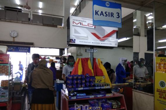 Tangkal Corona, Kasir Supermarket Pakai APD - JPNN.COM