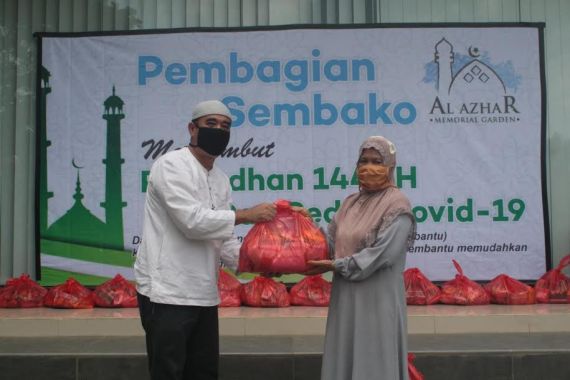 Pengelola Taman Pemakaman Muslim Al Azhar Memorial Garden Bagikan Ratusan Sembako - JPNN.COM