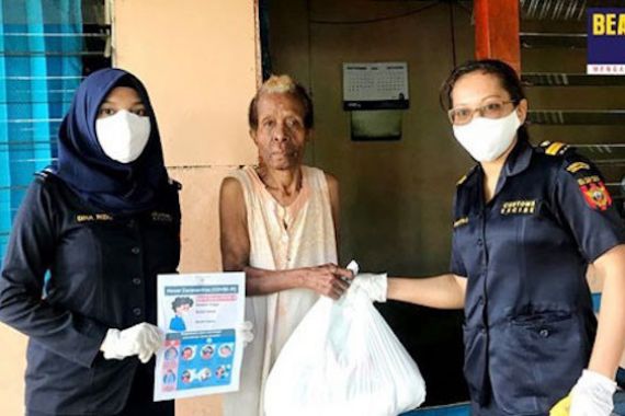 Bea Cukai Jayapura dan Bea Cukai Gresik Bagi-bagi Sembako di Tengah Pandemi COVID-19 - JPNN.COM