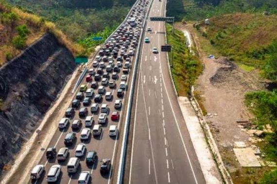 Ada Larangan Mudik, Ribuan Kendaraan Masih Ngotot Tinggalkan Jakarta - JPNN.COM
