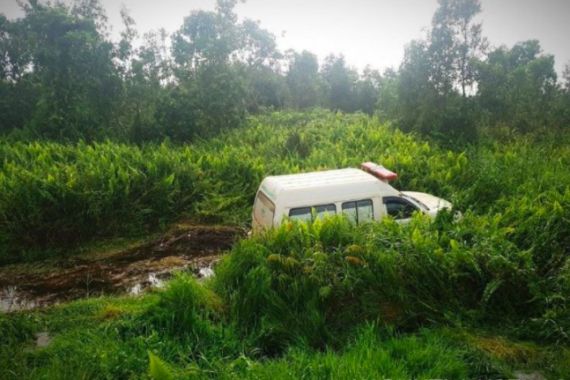 Ambulans Pembawa Pasien Positif Corona itu Mendadak Terjun ke Sungai, Lihat Ini Kondisinya - JPNN.COM