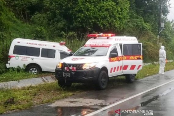 Ambulans yang Membawa Pasien Corona Alami Kecelakaan - JPNN.COM