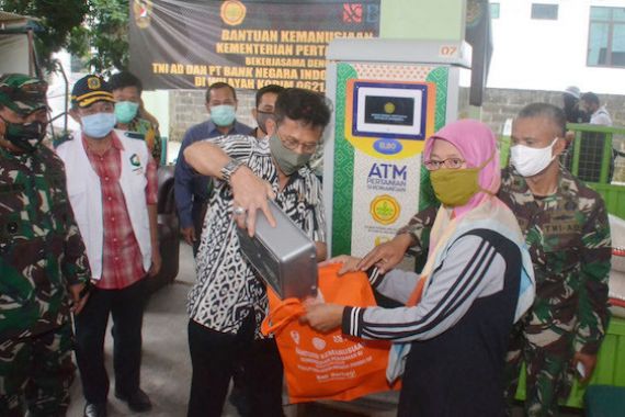 Disambut Ratusan Warga, Mentan Tinjau ATM Beras di Bogor - JPNN.COM