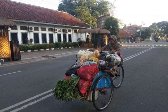 Selama Pandemi Corona, Yani, Maryati dan Lani Kewalahan Melayani Konsumen - JPNN.COM