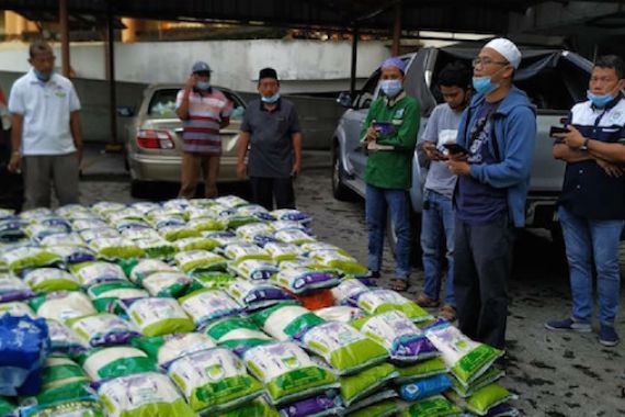 PCINU Malaysia Bagikan Paket Sembako Kepada TKI Terdampak Covid-19 - JPNN.COM