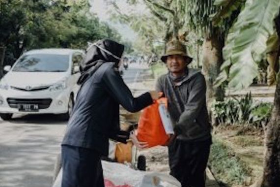 Bea Cukai Beri Donasi Kepada Masyarakat Terdampak Covid-19 di Jawa Barat - JPNN.COM