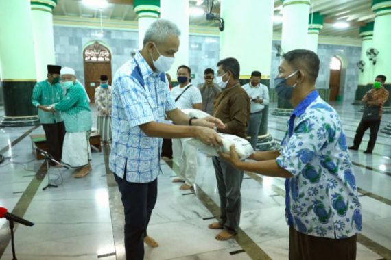 Korpri Jateng Menyumbangkan Paket Bantuan untuk Jemaah Masjid Agung - JPNN.COM