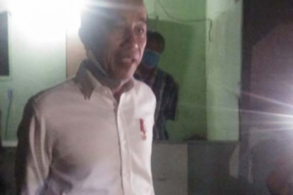 Malam-malam Jokowi Datangi Rumah Warga, Bagi-bagi Uang - JPNN.COM